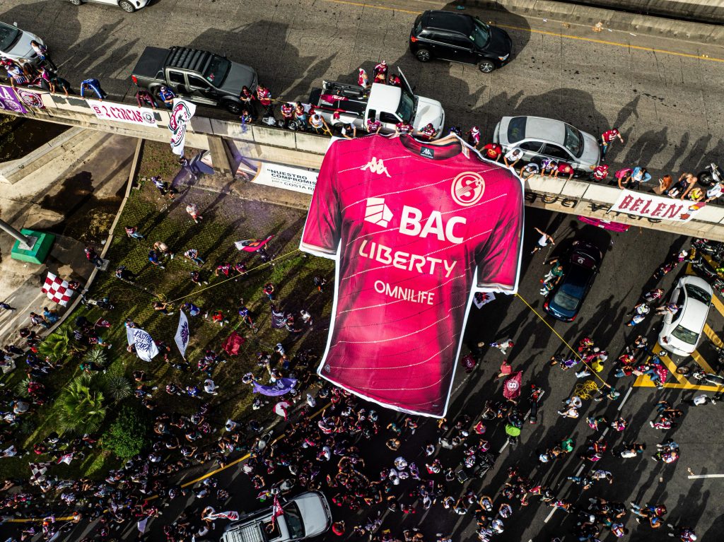 Saprissa celebra 90 años de historia con una camiseta conmemorativa y el regreso de un escudo emblemático 4 WhatsApp Image 2025 07 12 at 4.35.50 PM